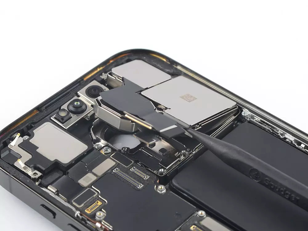 Замена стекла задней камеры iPhone 14 Pro
