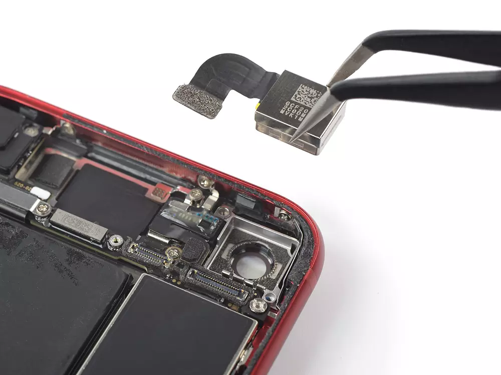 Замена задней камеры iPhone SE 3 (2022)
