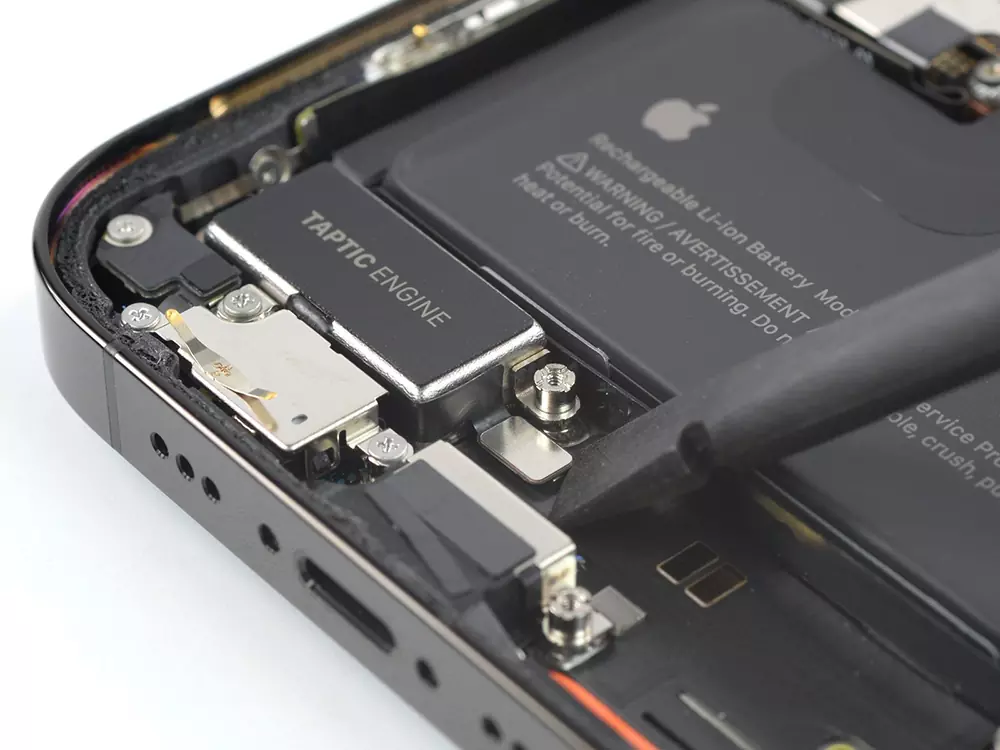 Замена виброзвонка iPhone 14 Pro