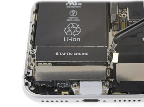 Замена виброзвонка iPhone 8
