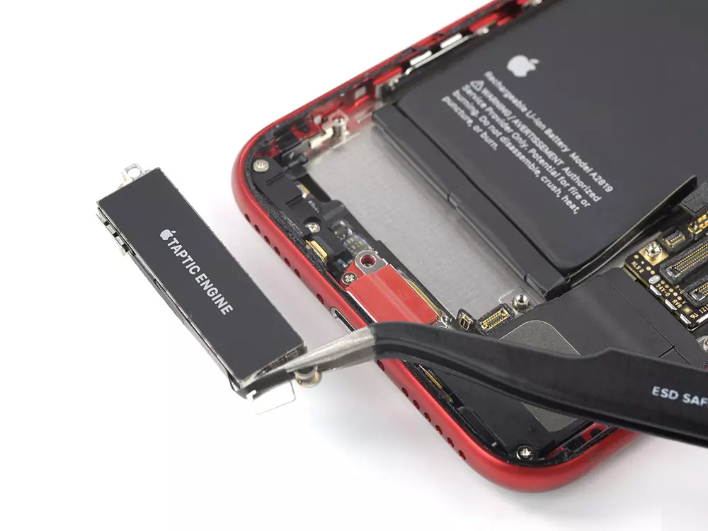 Заміна вібродзвінка iPhone SE 3 (2022)