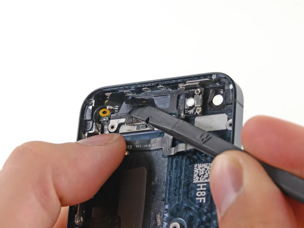 Замена Wi-Fi антенны iPhone 5c