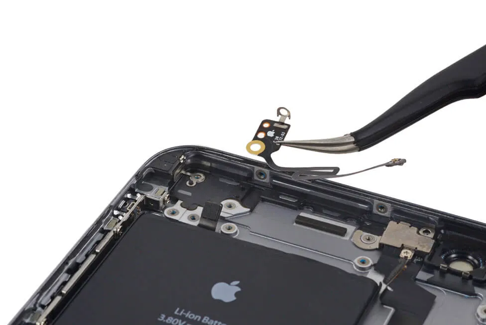 Замена Wi-Fi антенны iPhone SE 2 (2020)