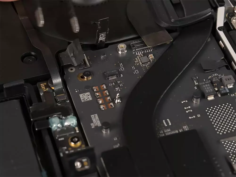 Замена Wi-Fi антенны MacBook Pro 13" M2 (2022) A2338