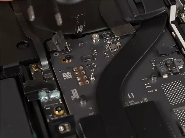 Замена Wi-Fi антенны MacBook Pro 13" M2 (2022) A2338