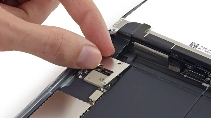 Заміна задньої камери iPad 4