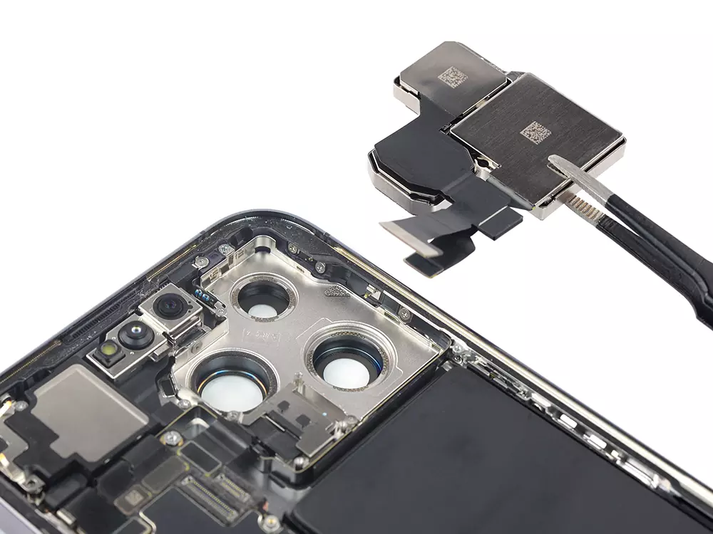 Заміна задньої камери iPhone 14 Pro Max