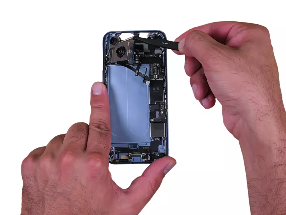 Замена задней камеры iPhone 14