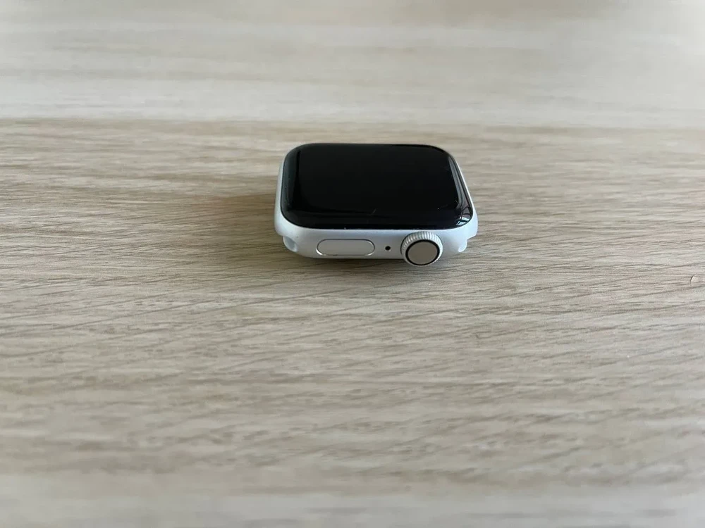 Apple Watch Series 4 40mm GPS Silver Aluminum Case with White Sport Band (MU642) б/у