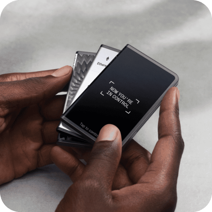 Аппаратный кошелек для криптовалюты Ledger Stax