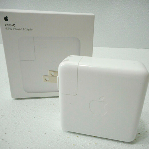 Привлекательный дизайн у сетевого зарядного устройства Apple USB-C Power Adapter 67W для MacBook (MKU63)