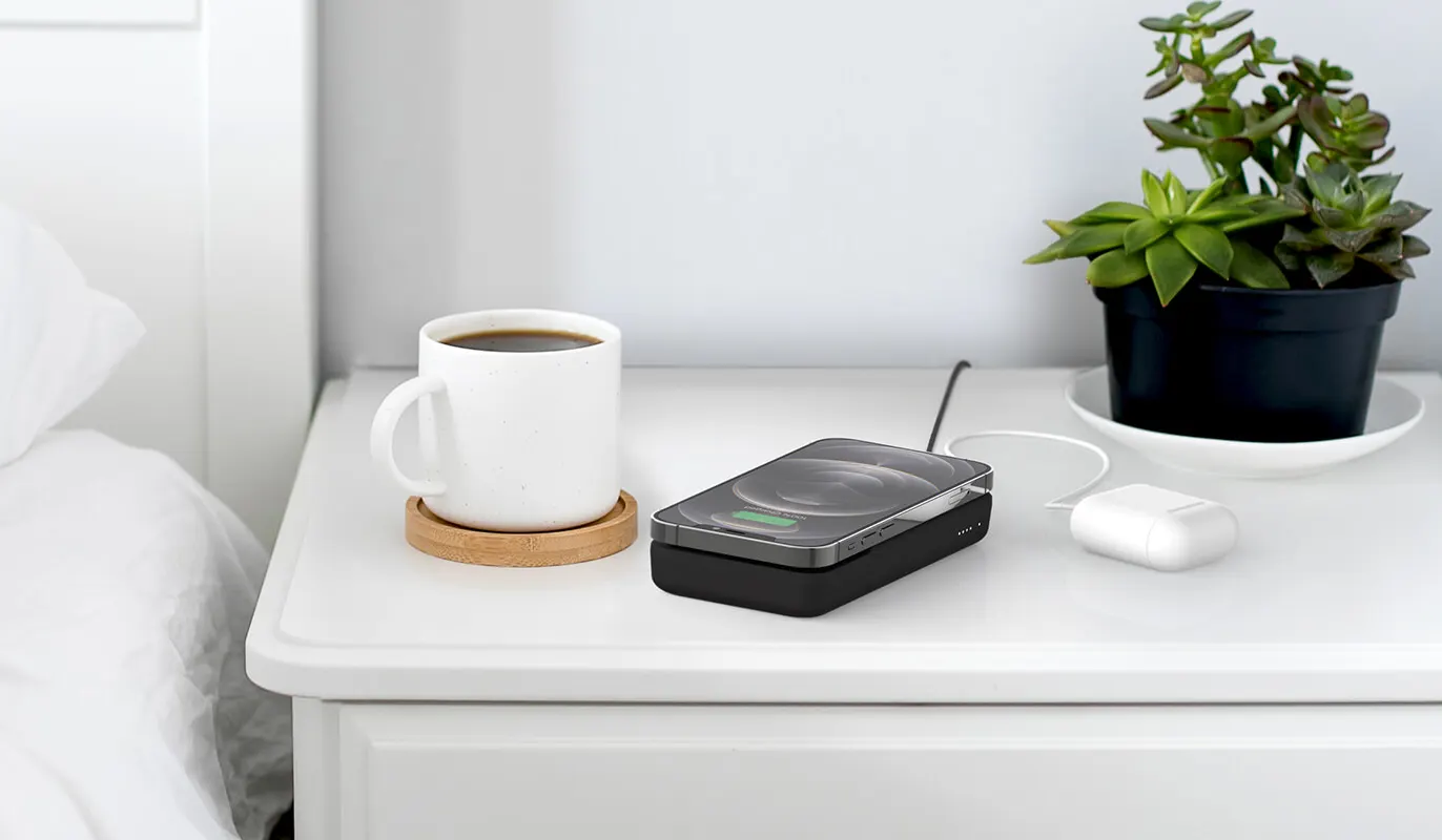 Новинка - повербанк Belkin BoostCharge MagSafe Portable Wireless Charger White 10000mAh