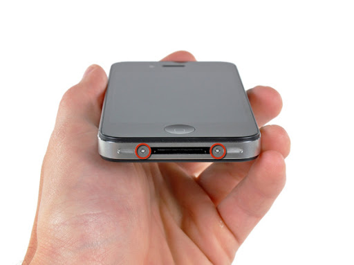 Чистка нижнего динамика iPhone 5