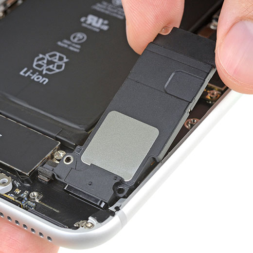 Чистка нижнего динамика iPhone 8 Plus