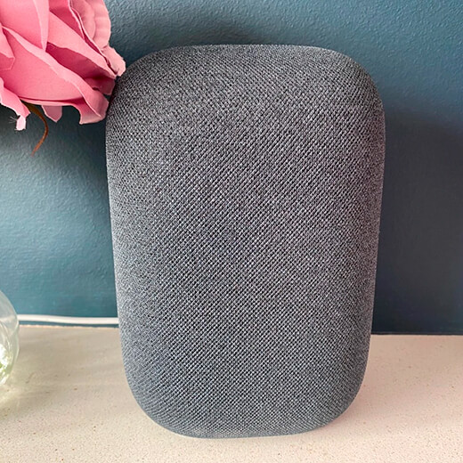 Умная колонка Google Nest Audio Charcoal имеет форму маленькой подушки