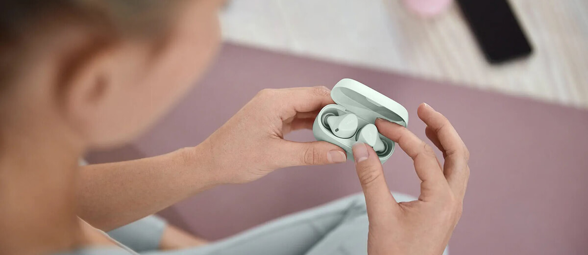 Автономна робота бездротових навушників з шумоподавленням Jabra Elite 4 Active Mint