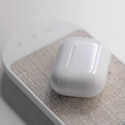 Настільна світлодіодна лампа Momax Q. Led Flex Mini з бездротовою зарядкою (10W) 