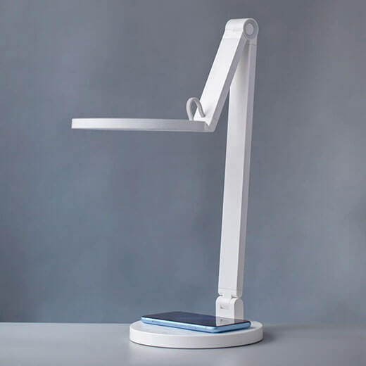 Настольная лампа Momax Smart Desk с беспроводной зарядкой Qi (10W)