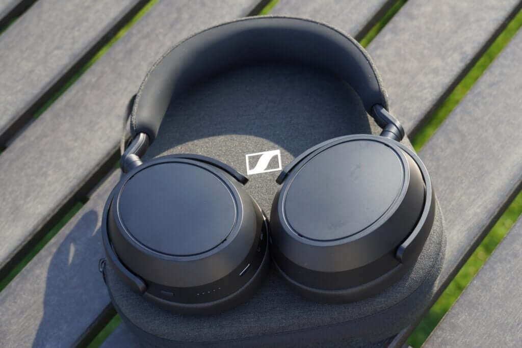 Бездротові накладні навушники Sennheiser Momentum 4 Wireless управління та роз'єми