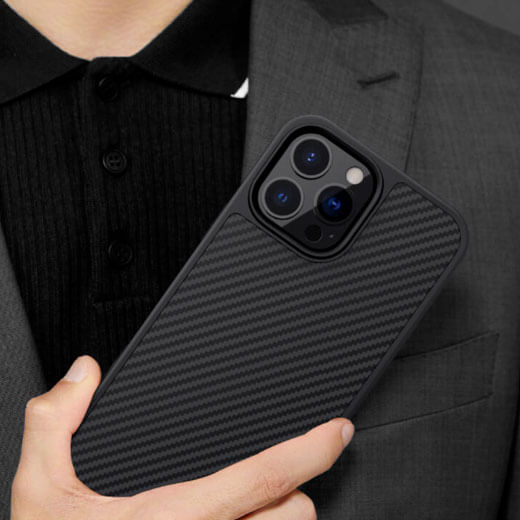 Черный карбоновый чехол Nillkin Synthetic Fiber Series создан защищать iPhone 13