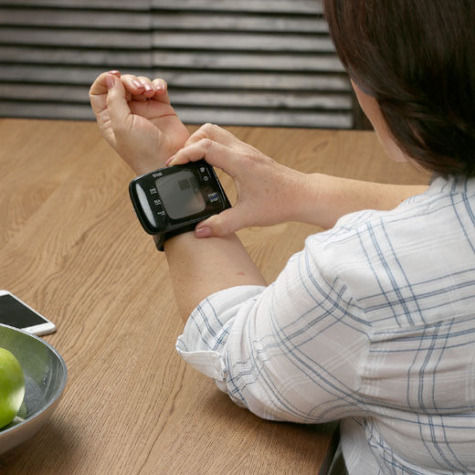 Умный тонометр для измерения давления Omron 7 Series Wireless Wrist Blood Pressure Monitor не издает шумы