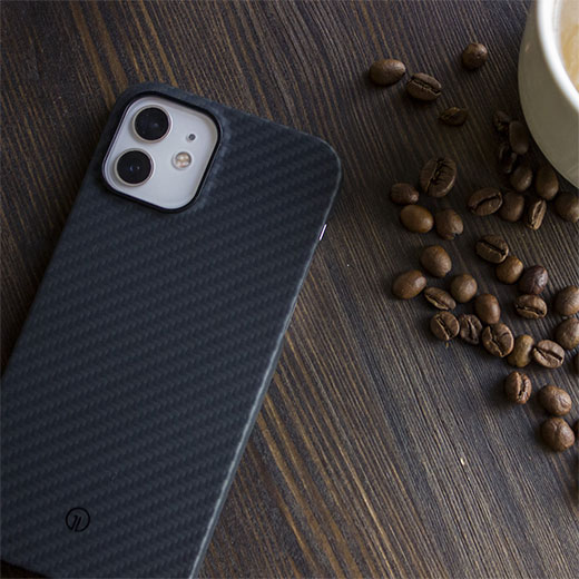 Защита от повреждений вместе с карбоновым (кевлар) чехлом oneLounge 1Thin Aramid для iPhone 12 | 12 Pro