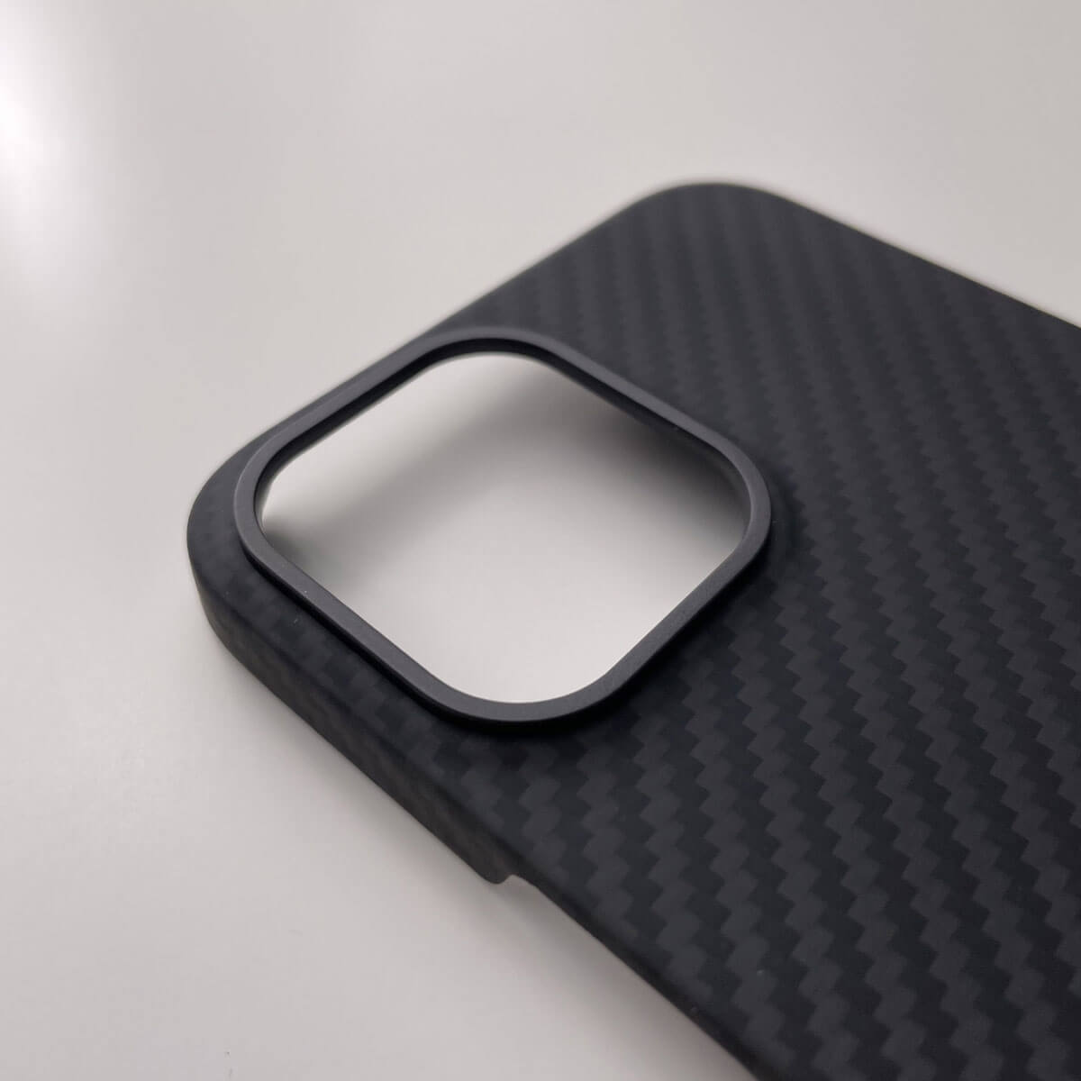 Ультратонкий дизайн карбонового (кевлар) чехла oneLounge 1Thin Aramid для iPhone 12 Pro Max