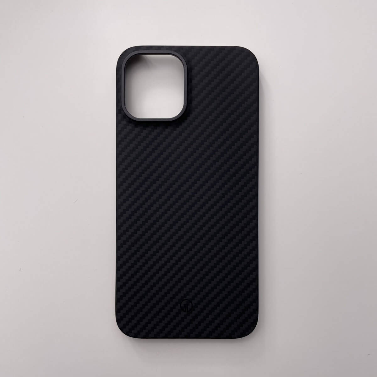 Защита от повреждений вместе с карбоновым (кевлар) чехлом oneLounge 1Thin Aramid для iPhone 12 Pro Max