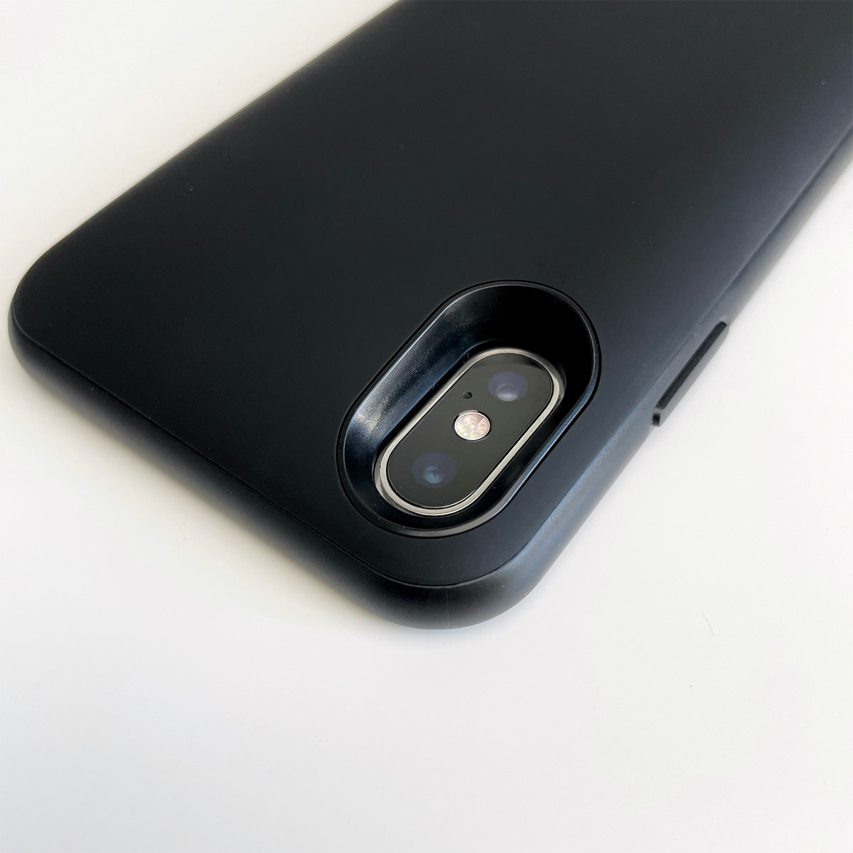Чехол-аккумулятор iLoungeMax SilicolPower 3400mAh для iPhone XS Max обладает оптимальными размерами