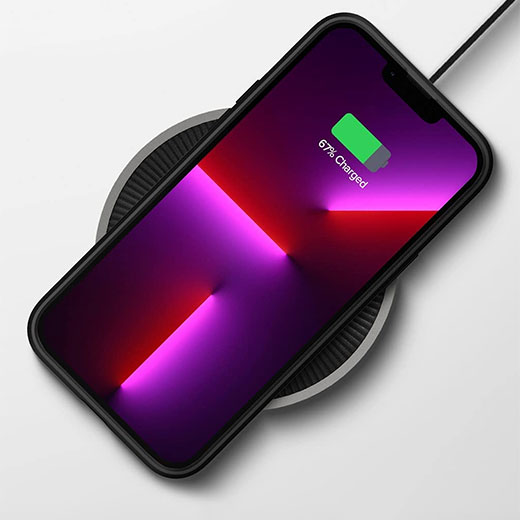 Захисний чохол Spigen Crystal Hybrid Matte Black для iPhone 13 Pro Max дозволяє оригінальному забарвленню iPhone бути на виду