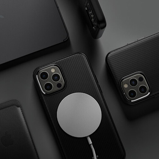 Пластиковый чехол Spigen Mag Armor Magsafe для iPhone 12