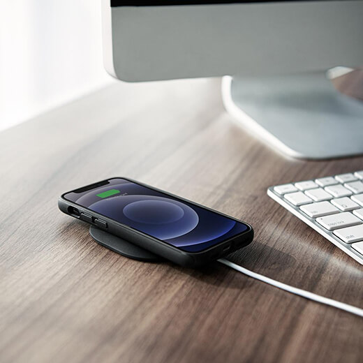 Пластиковый чехол Spigen Mag Armor Magsafe для iPhone 12