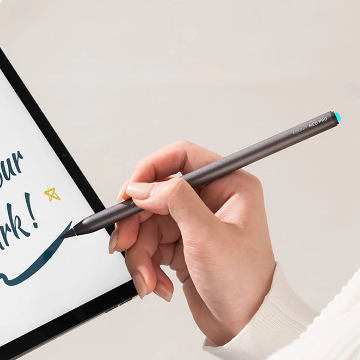 Стилус с магнитным креплением Adonit NEO для iPad с чувствительностью к нажатию и распознаванию ладони.