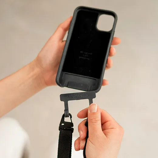 Эко-чехол с ремешком Woodcessories Case with Strap Black для iPhone 14 Plus только экологичные материалы