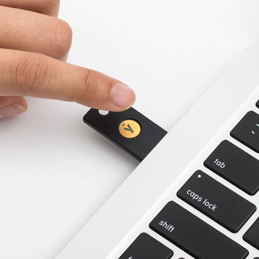 Електронний захисний ключ FIDO Yubico YubiKey 5 NFC