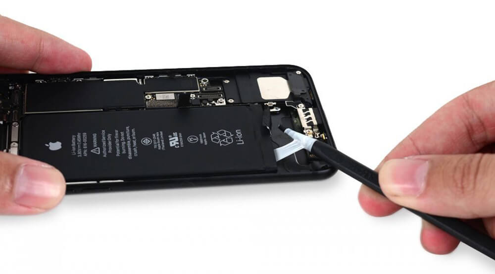 Замена аккумулятора iPhone SE 2 (2020)