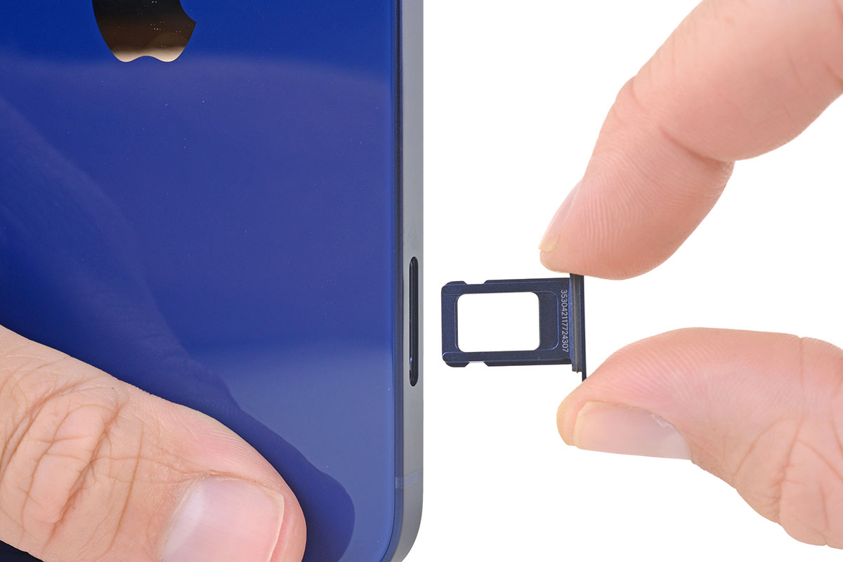 Замена лотка SIM-карты iPhone 13